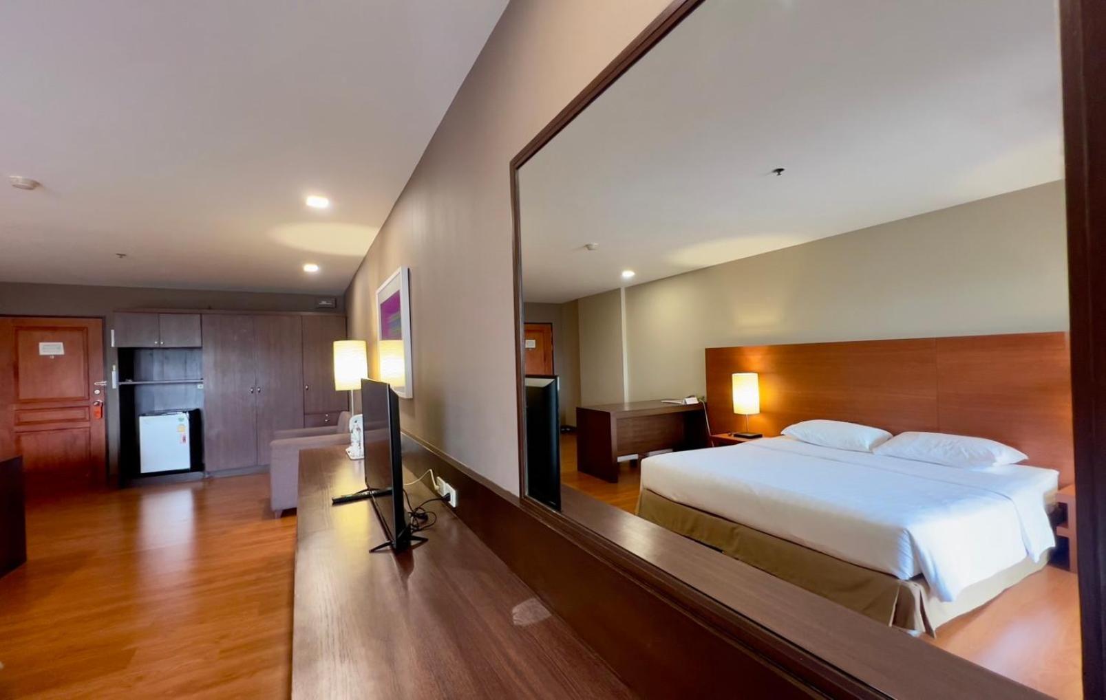 Bu Place Hotel Бангкок Экстерьер фото